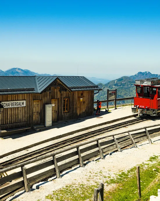 Treno rosso a cremagliera della Schafbergbahn alla stazione Schafbergalm nelle montagne austriache